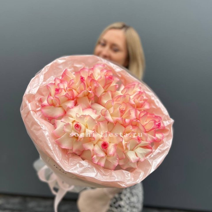 9 французских роз Джумилия в нежном оформлении в Кемерово