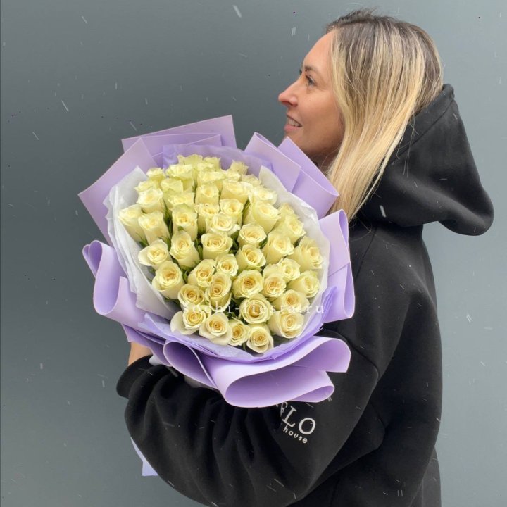 51 белая кенийская роза в оформлении в Кемерово