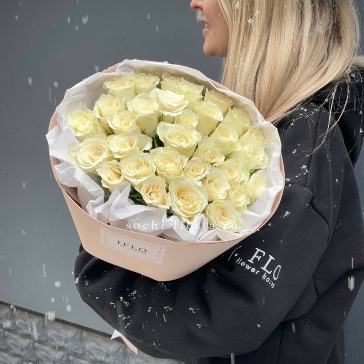 31 белая роза в оформлении в Кемерово