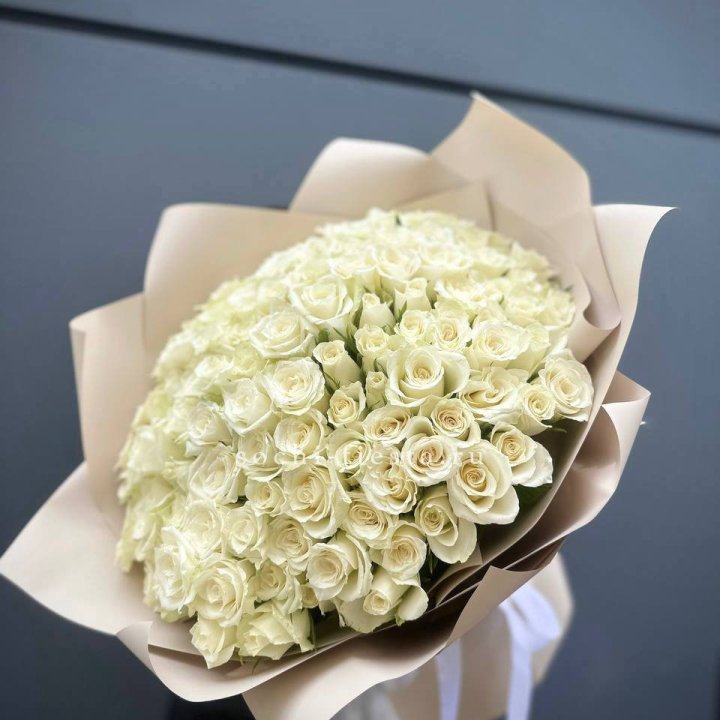 101 белая роза Атена в Кемерово