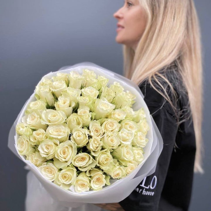Воздушный букет из 51 белой кенийской розы в Кемерово
