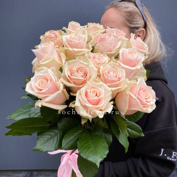 15  кремовых высоких роз в Кемерово