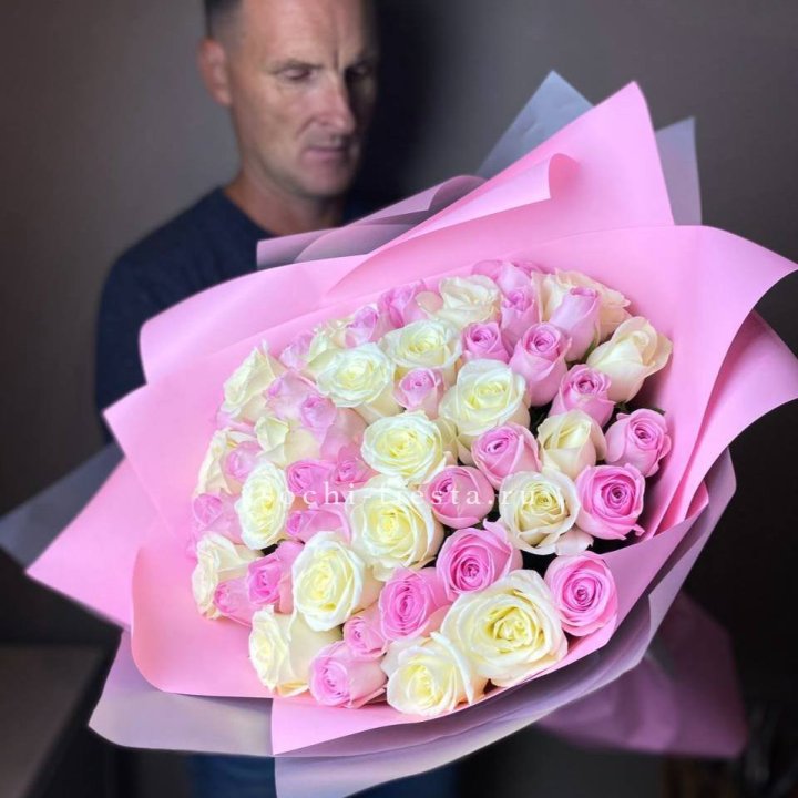 51 белых и розовых роз в Кемерово