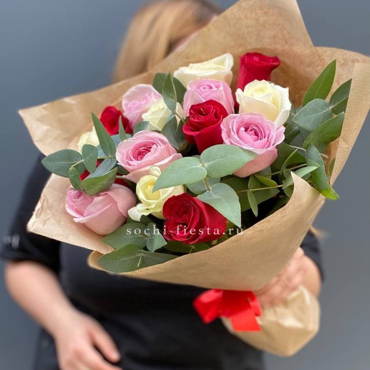 Букет из 15 роз с эвкалиптом в Кемерово