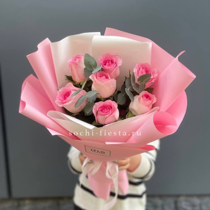 7 роз с эвкалиптом в Кемерово