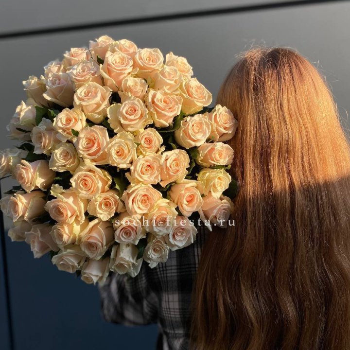 Охапка кремовых роз в Кемерово