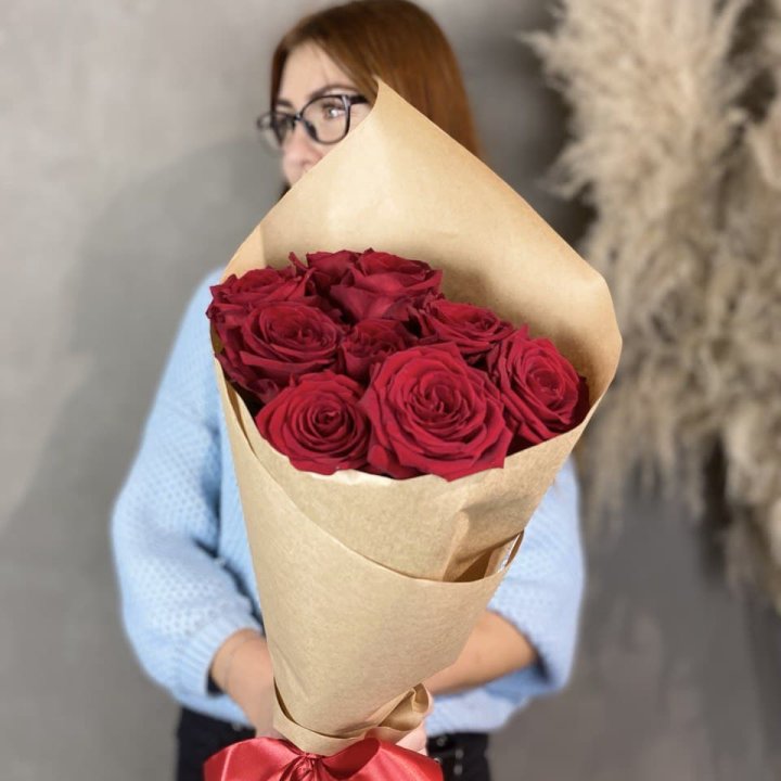 9 красных роз в крафте в Кемерово