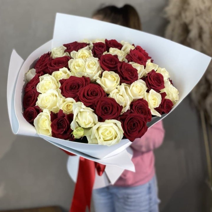51 красная и белая роза в Кемерово