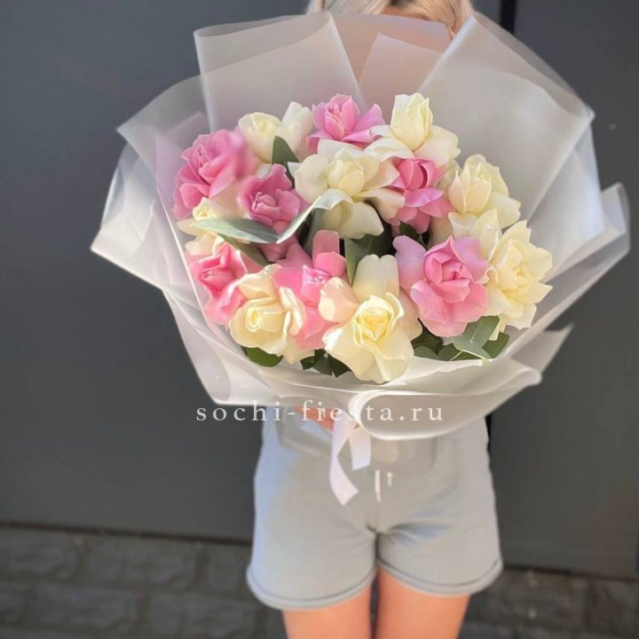 15 бело-розовых роз в Кемерово