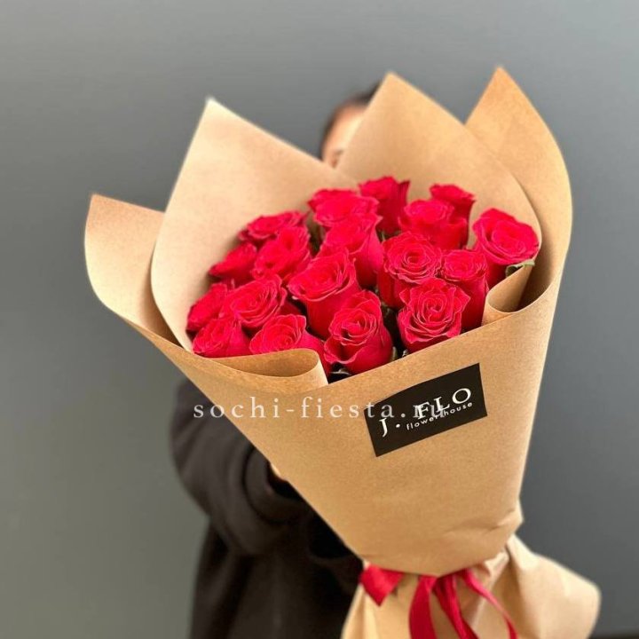 19 красных роз в крафте в Кемерово
