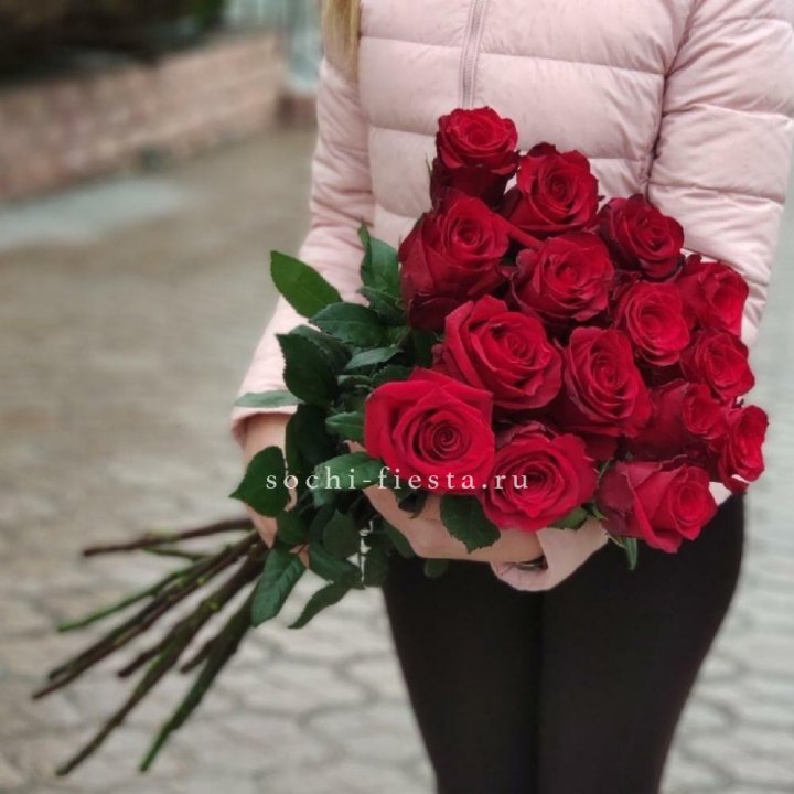 15 высоких красных роз в Кемерово