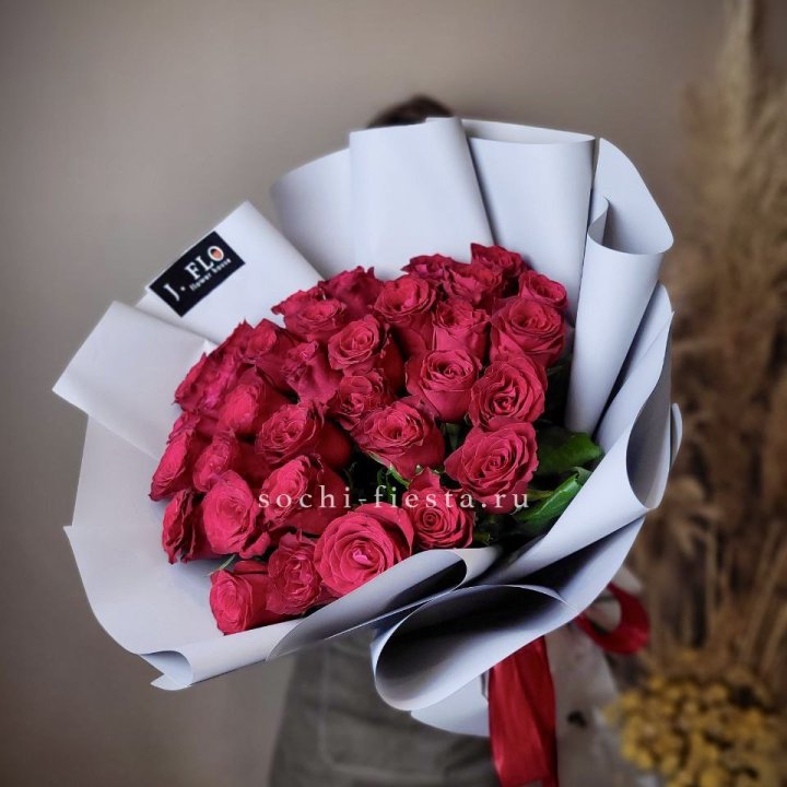 Красные розы 33 шт в Кемерово