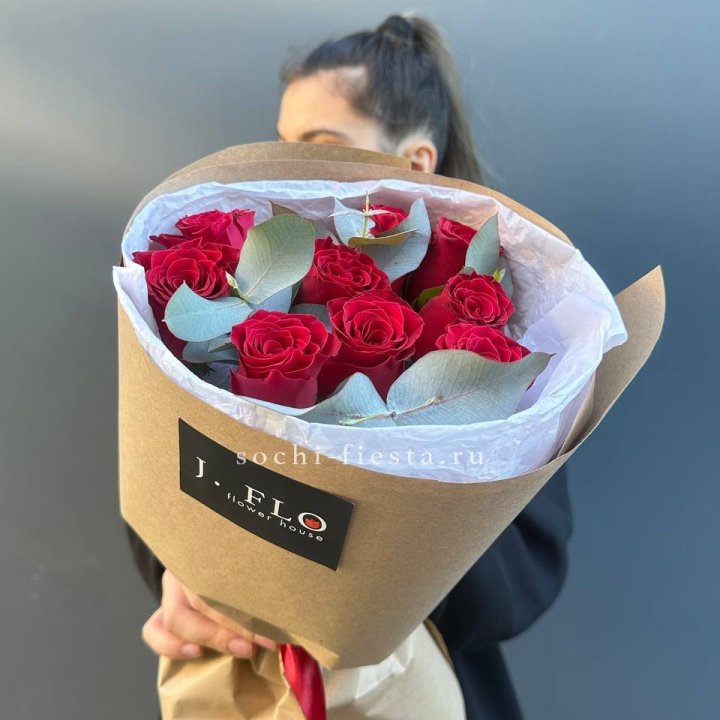 9 роз с эвкалиптом в Кемерово