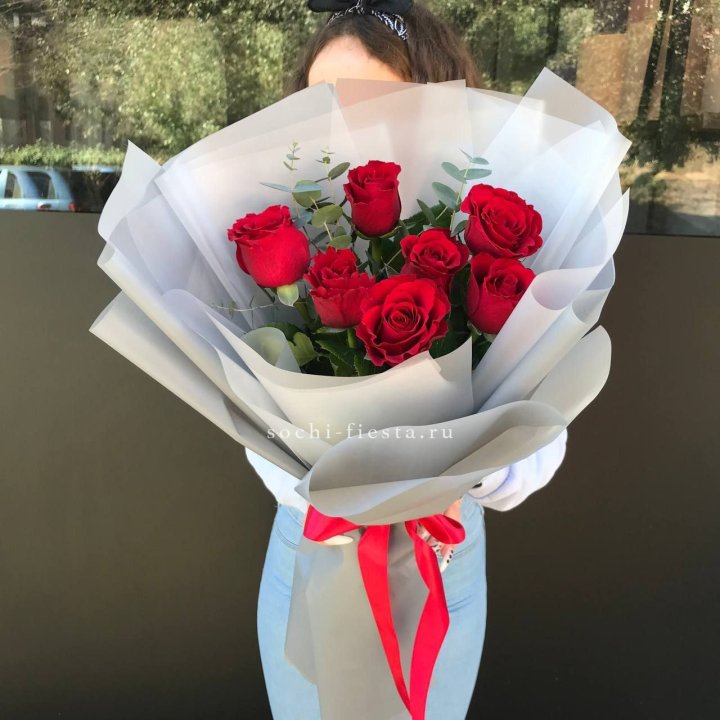 7 красных роз с эвкалиптом  в Кемерово