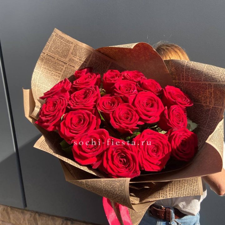 19 красных роз Леди Крафт в Кемерово