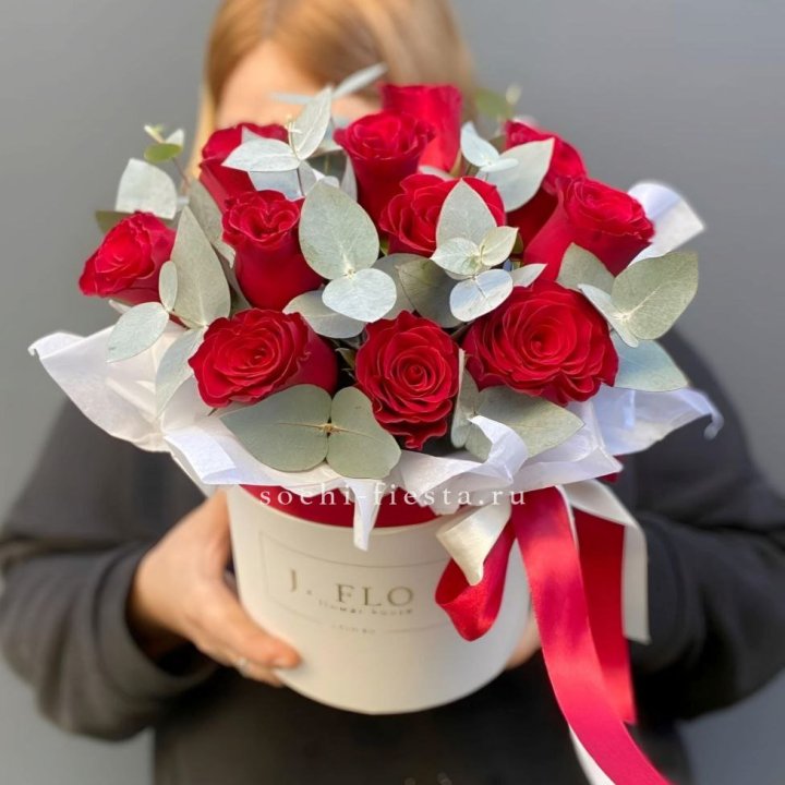 11 роз в шляпной коробке в Кемерово