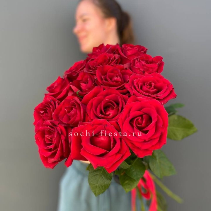 15 красных роз под ленту в Кемерово