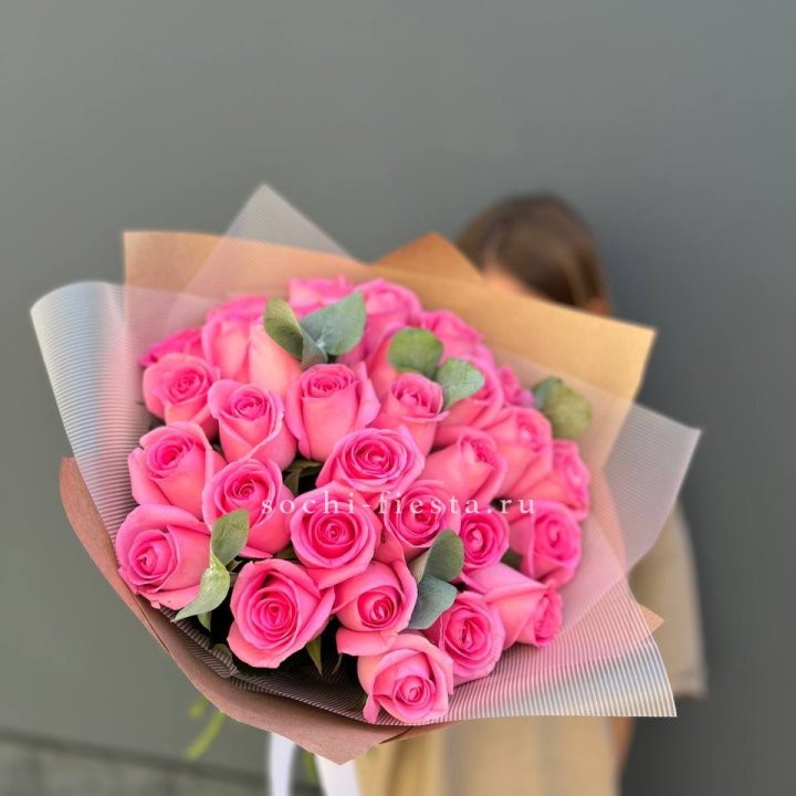 31 розовая роза с эвкалиптом в Кемерово