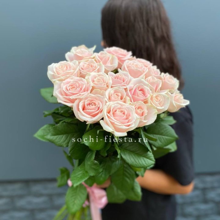 Высокие розовые розы в Кемерово