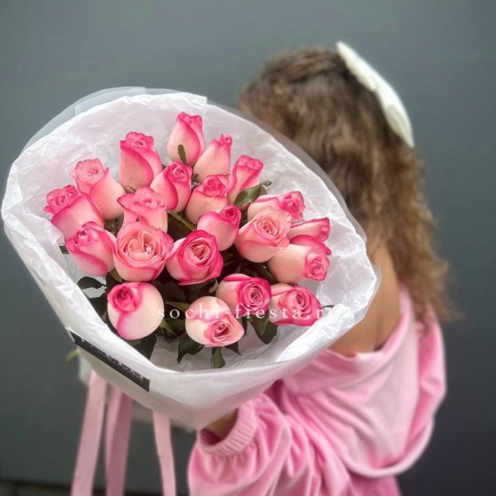 21 розовые розы Венди  в оформлении в Кемерово