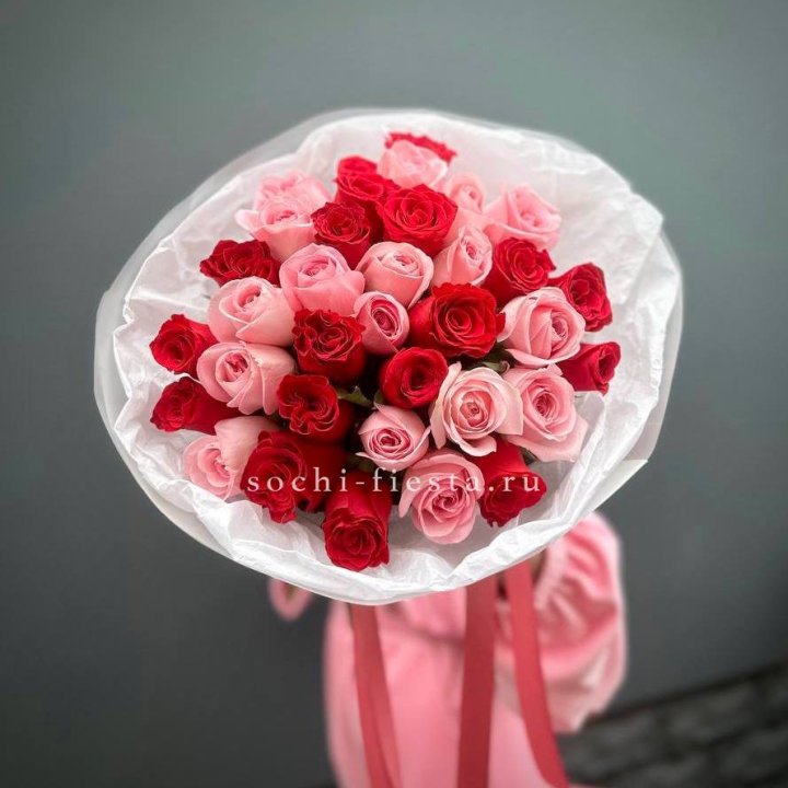 Букет красных и розовых 35 роз в Кемерово