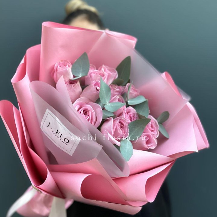 15 Розовых роз с эвкалиптом в Кемерово