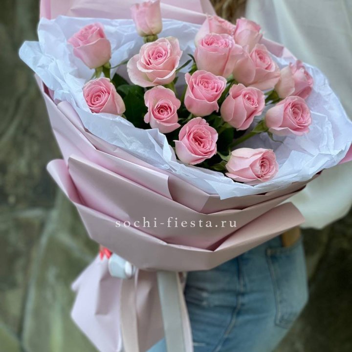 Розовые розы в авторском оформлении в Кемерово