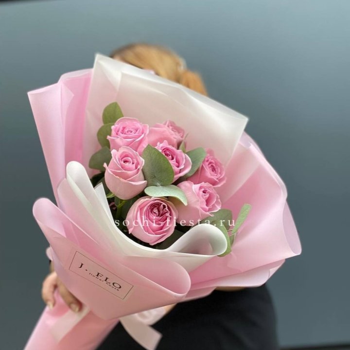 7 розовых роз с эвкалиптом в Кемерово
