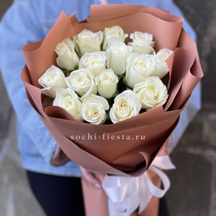 15 белых роз сиена в Кемерово