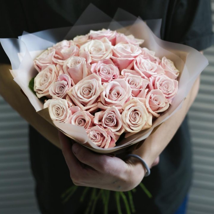 27 кремовых роз в Кемерово