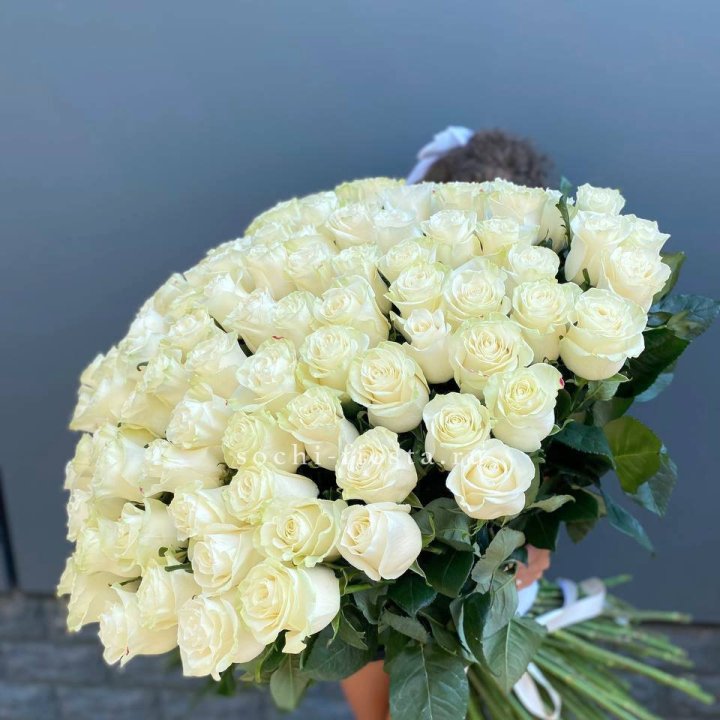 101 белая высокая роза в Кемерово