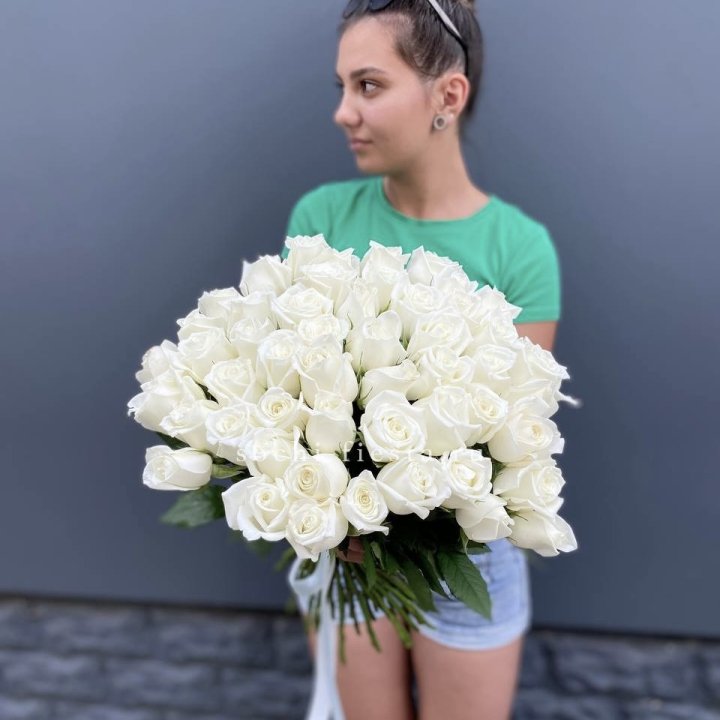 51 белая роза в Кемерово