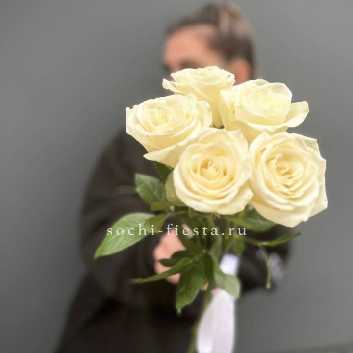 Букет 5 белых роз  в Кемерово