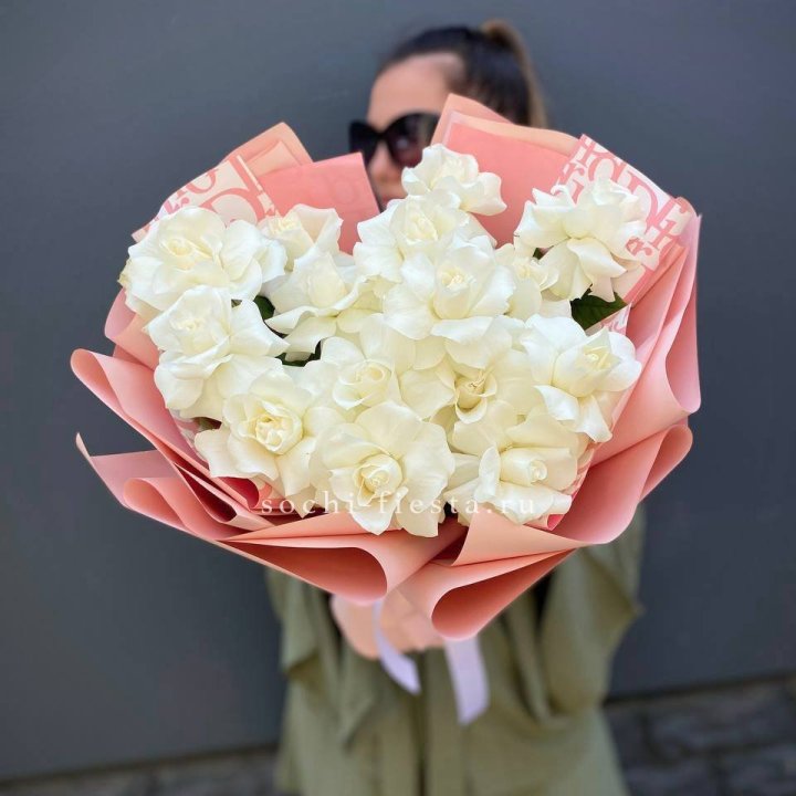 Белые розы "Аморе" в Кемерово