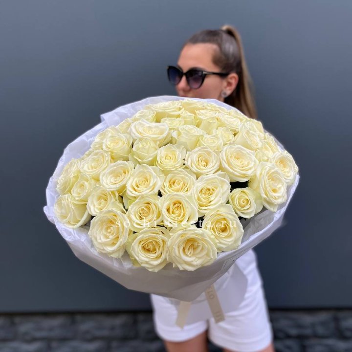 51 белая роза  в Кемерово