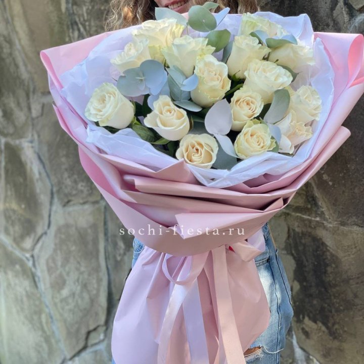 Белые розы в авторском оформлении в Кемерово