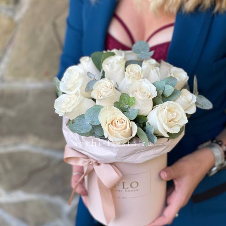 Цилиндр из белых роз в Кемерово