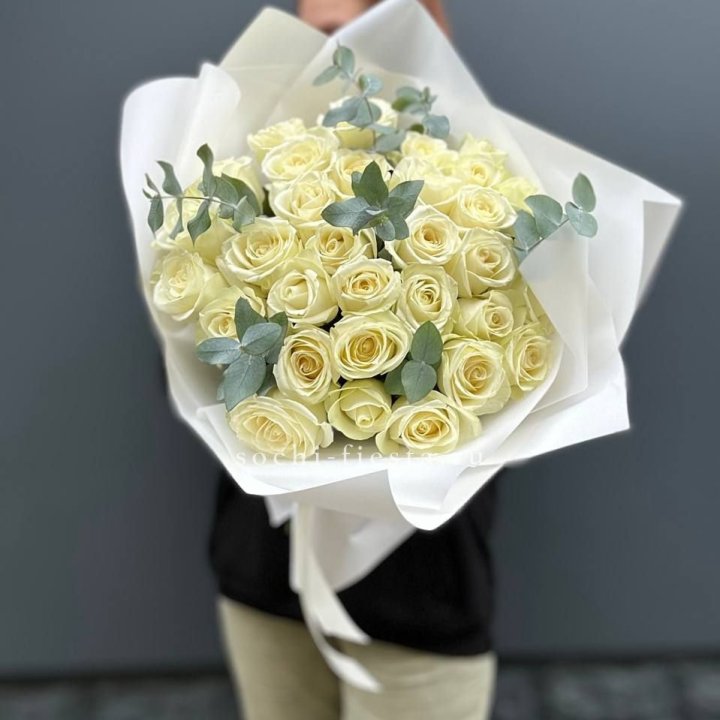 31 белая роза с эвкалиптом в Кемерово