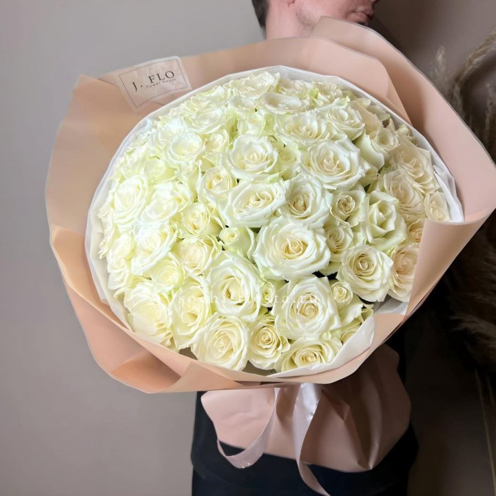 51 белая  роза в оформлении в Кемерово