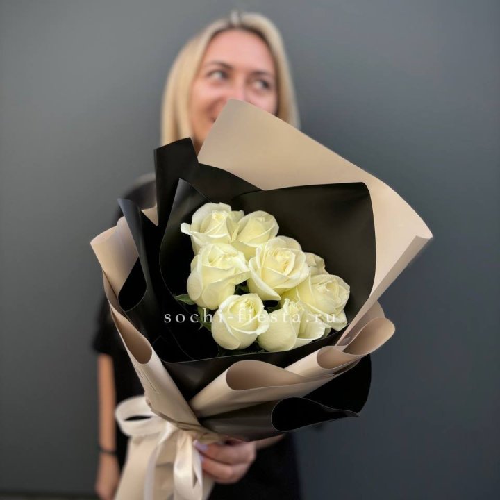 7 белых роз Иммерсив в Кемерово
