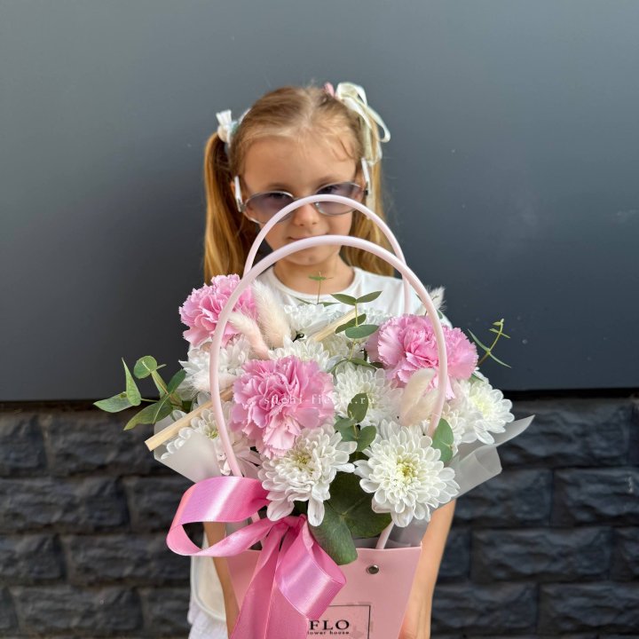 Сумочка из стойких хризантем и диантуса в Кемерово