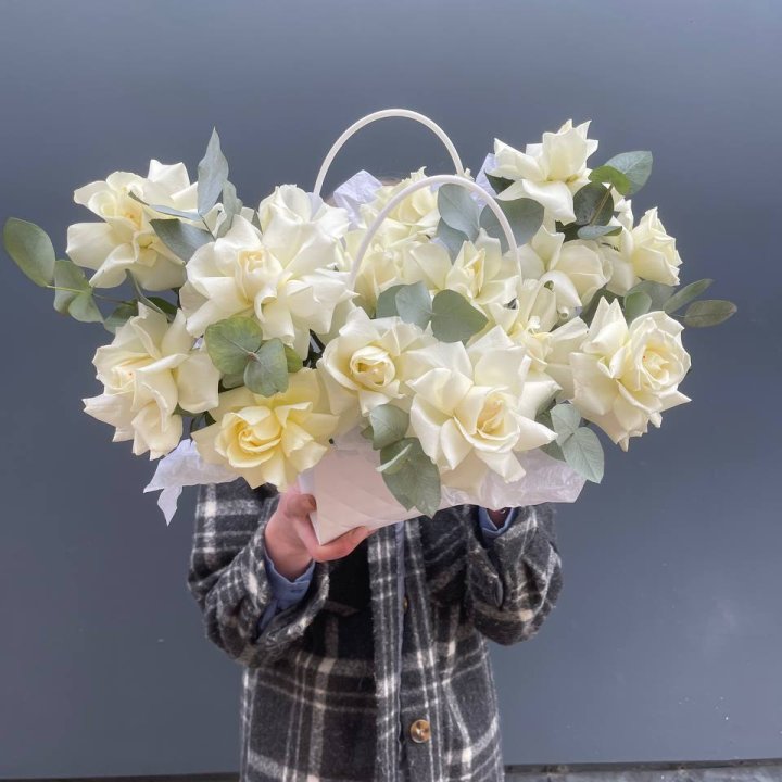 15 белых роз в сумочке в Кемерово