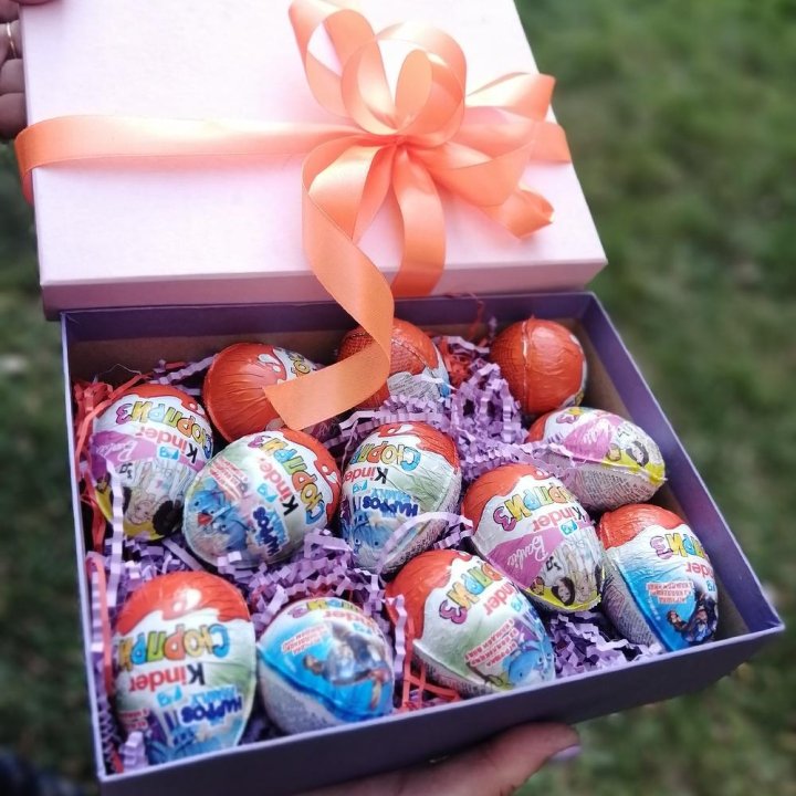 Коробка с киндерами в Кемерово