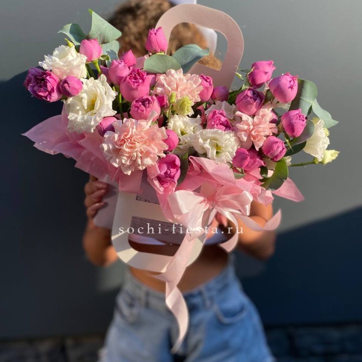 Сумочка с кустовой розой и диантусами в Кемерово