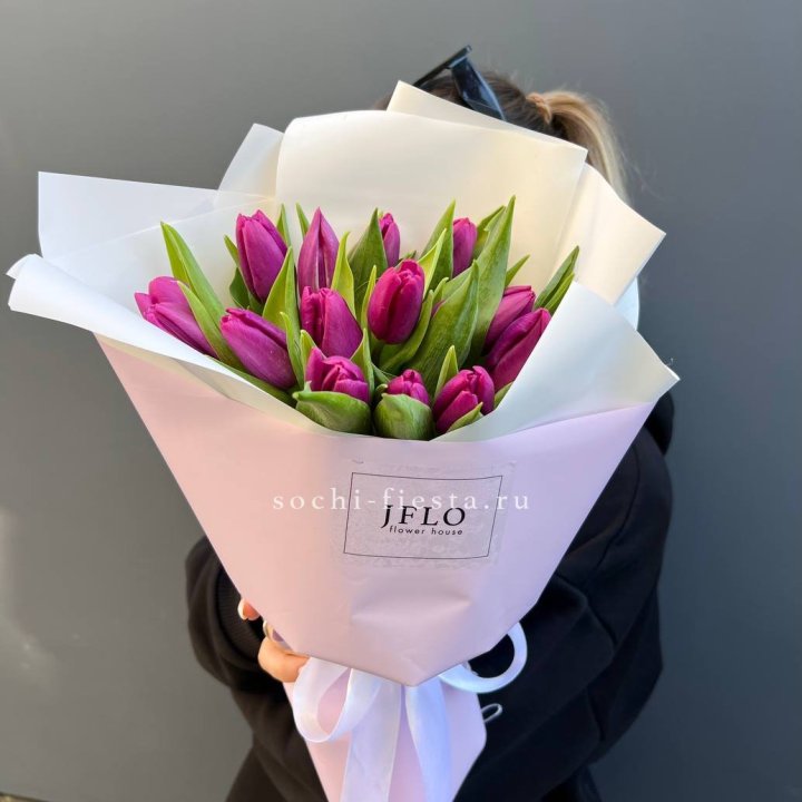 15 пурпурных тюльпанов в Кемерово