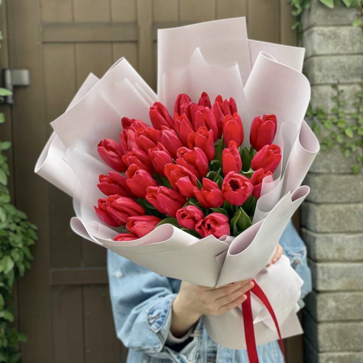 35 красных тюльпанов в Кемерово